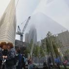 Curiosos tratan de atisbar el interior del museo