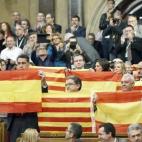 Diputados del PPC muestran banderas españolas y catalanas tras aprobarse en el Parlament de Cataluña la resolución conjunta de Junts pel Sí y la CUP que pretende ser el inicio del proceso hacia la independencia de Cataluña.