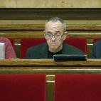 Los diputados de Catalunya Sí que es Pot Joan Coscubiela (c), Lluis Rabell (d), y Albano Dante (i), en sus escaños durante el pleno del Parlament que debate y vota hoy la resolución conjunta de Junts pel Sí y la CUP que pretende ser el inic...