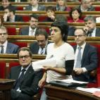 La diputada de la CUP Anna Gabriel se dirige a la tribuna ante el presidente de la Generalitat en funciones, Artur Mas, para iniciar su intervención ante el pleno del Parlament que debate y vota la resolución conjunta de Junts pel Sí y la CUP...