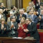 El presidente de la Generalitat en funciones, Artur Mas (d), junto a miembros de su gobierno y diputados de Junts pel Si, aplaude tras aprobarse en el Parlament de Cataluña la resolución conjunta de Junts pel Sí y la CUP que pretende ser el i...