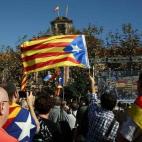 Miembros de la ANC y otras entidades soberanistas siguen a través de una gran pantalla instalada ante el Parlament de Cataluña el pleno en el que se ha aprobado la resolución conjunta de Junts pel Sí y la CUP que pretende ser el inicio del p...