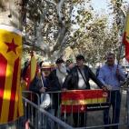 Banderas de España y de Cataluña esperan fuera del Parlament