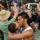 Una pareja gay se besa al paso de Benedicto XVI en el "papamóvil", de camino a Cibeles en Madrid. Fue el 18 de agosto de 2011.