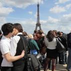Frente a la torre Eiffel, en París, en una "operación beso contra la homofobia".