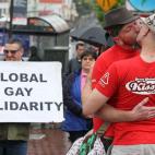 Quedada de besos gays para pedir el Día Internacional contra la Homofobia, en San Francisco.