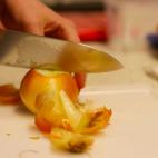 Método: cortar la cebolla utilizando un cuchillo de chef sin afilar y una tabla de cortar normal. Resultado: ligero dolor y lagrimeo después de estar un minuto cortando, pero, como es la primera cebolla, nada demasiado grave.