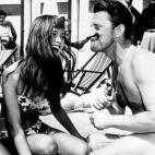 Es la idea de awesomepeoplehangingouttogether.tumblr.com. Fotos de ayer, hoy y siempre, como esta de Brigitte Bardot y Kirk Douglas.