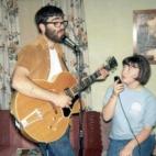 En dadsaretheoriginalhipster.tumblr.com comparten imágenes de fotos como estas, con pies de foto irónicos como este, en el que se reclaman que este padre tuvo una banda indie y era el Picasso de las metáforas. [En inglés]