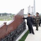 En kimjongunlookingatthings.tumblr.com El de mandatarios mirando o haciendo cosas es todo un subgénero de Tumbrls. Este es el de Esperanza Aguirre