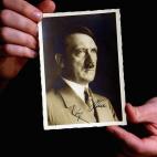 Gobernó Alemania con mano de hierro y sangre de 1933 hasta su suicidio en 1945. Arrastró al mundo a una guerra mundial que produjo 60 millones de muertes. Persiguió a opositores y minorías matándolos. Promovió y orquestó el Holocausto. Et...