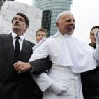 Dos manifestantes disfrazados de Hitler y del entonces Papa Benedicto XVI en una protesta contra éste último en Berlín, 22 de septiembre de 2011. (AP Photo/dapd, David Hecker