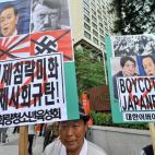 Una protesta de surcoreanos frente a la embajada japonesa, señalando el 68 aniversario de la liberación del dominio japonés sobre su país, en una protesta que tuvo lugar el 15 de agosto de 2013. Taro Aso es el vice-primer ministro de Japón....
