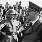 GERMANY - DECEMBER 22: Hitler Visiting The Soldiers Of The Wehrmacht After The Western Air Raid In September In Germany On December 22Nd 1941 (Photo by Keystone-France/Gamma-Keystone via Getty Images)