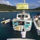 La chef Tara Bouis y su pareja, Alexander, ingeniero mecánico, lo dejaron todo para crear este food truck acuático en las islas Vírgenes británicas, más concretamente en la isla de Saint James. El menú se adapta a los comensales y se usan ...