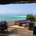 El restaurante The Rock es exactamente lo que dice su nombre: un restaurante sobre una roca que se alza frente a la playa Michanvi Ringwe en la costa sureste de Zanzíbar (Tanzania). Es bastante pequeño, pero si se tiene la suerte de conseguir ...