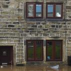 Un gato divisando el desastre en Mytholmroyd, norte de Inglaterra