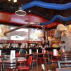 Este establecimiento es famoso porque sirve comida gratis a aquellos comensales por encima de los 150 kilos y su lema es "luchando contra la anorexia desde 2005". Ostenta el récord Guinness de tener la hamburguesa más calórica: 9.900 caloría...