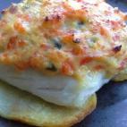 Como bien dice la autora de la receta, la merluza es un pescado suave y que admite multitud de combinaciones distintas. De ahí que la costra crujiente de verduras (hecha con una base de bechamel) y el fuerte sabor del parmesano le den un punto...