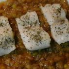 Necesitarás merluza, un par de manzanas, un puerro, un vasito de Pedro Ximénez (el gran toque del plato), una pastilla de caldo de pescado, una cucharadita de romero, aceite de oliva, pimienta, sal y perejil. Lee la receta completa en Cookpad.