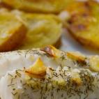 Es tan sencilla como pintona. Como dice su autora, "solo montas todos los ingredientes en la bandeja del horno y a esperar a que se haga". Lee la receta completa en Cookpad.