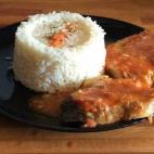Esta receta es sencilla de hacer, y es una buena forma de darle pescado a los niños al tener arroz y estar escondido por el tomate. Lee la receta completa en Cookpad.