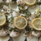 Para un kilo de merluza necesitarás otro kilo de patatas, que harán de base del plato. Además, necesitarás ajo, perejil, un par de limones, aceite, pimienta y sal. Lee la receta completa en Cookpad.