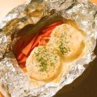 El papillote es una de las formas de cocinado más sana, ya que todo se encierra dentro del papel de aluminio y, en este caso, se cuece en una olla con agua. El punto de esta receta, eso sí, se lo da la salsa secreta de toques japoneses. Lee ...