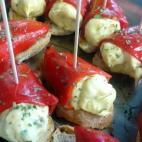 ¿Has hecho un guiso con merluza y sólo te han sobrado unas migajas, o algún lomo pequeño? Límpialo bien y podrás hacer un relleno estupendo para unos pimientos casi de fiesta. Lee la receta completa en Cookpad.