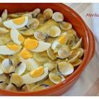 Según cuenta su autora, es un plato típico del País Vasco que conoció en unas vacaciones allí. Es un guiso tradicional a base de merluza, fumet de pescado, almejas y huevos, que se puede preparar en Thermomix. Lee la receta completa en Co...