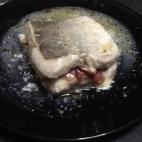 Necesitarás una cola de merluza (también se puede usar el centro a rodajas, pero sin espina), un par de lonchas de jamón serrano, queso de tetilla, pimientos del piquillo, un chorro de sidra al gusto, sal, pimienta y aceite de oliva. Lee la ...