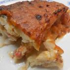 El relleno es bastante original: además de aceite de oliva, ajo y un puerro, lleva gambas, palitos de surimi, bacon y un huevo cocido. Lee la receta completa en Cookpad.