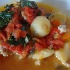Este chupín lleva verduras variadas (zanahorias, cebollas, tomate, cilantro, pimiento morrón, pimiento verde) que se guisan junto al pescado y las patatas para convertirlo en un poderoso guiso perfecto para los días más fríos. Lee la recet...