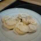 La salsa es sencilla, el truco está en saber cocinar las huevas del pescado: hay que cocerlas envueltas en papel transparente ("como si fueran caramelos") en una olla con sal y vinagre durante 25 minutos. ¡Más fácil de lo que parece! Lee la...