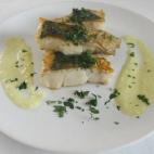 La merluza simplemente se pasa por la plancha, aquí la gracia está en combinarla con una salsa sencillísima en la que pocos habían pensado para un pescado así. Lee la receta completa en Cookpad.