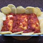 Otra receta de pescado perfecta para niños, gracias al sencillo sofrito de tomate y cebolla y a las crujientes patatas fritas, que también pueden hacerse al horno. Lee la receta completa en Cookpad.