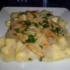 Necesitarás ocho filetes de merluza sin piel, cuatro manzanas (mejor tipo golden), cebolla, aceite de oliva, vino blanco, harina, caldo de pescado, pimienta y perejil. Lee la receta completa en Cookpad.