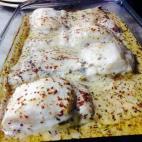 El punto especial del plato se lo da la salsa, que se hace a medias con mostaza clásica y con granos de mostaza. Todo al horno y ¡a disfrutar! Lee la receta completa en Cookpad.