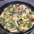 Esta es, básicamente, una variación de la clásica merluza con almejas de tantas casas. El truco está en dejarlo reposar un rato. Lee la receta completa en Cookpad.