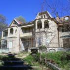 Esta antigua residencia real es un testamento de la historia, arquitectura y naturaleza griega, pero está en peligro por la falta de apoyo institutucional.