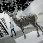 Decora animales disecados con piezas de cristal.