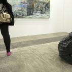 Esa bolsa de basura es una escultura de bronce, pintada.