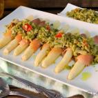 ▶️ Ingredientes: esp&aacute;rragos blancos, encurtidos variados, salm&oacute;n ahumado y aceite de oliva.▶️ Encuentra aqu&iacute; la receta completa.