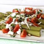 ▶️ Ingredientes: un bote de esp&aacute;rragos verdes, 1/4 de cebolla, queso fresco, seis tomatitos cherry, albahaca fresca, una cucharada de pi&ntilde;ones, vinagre bals&aacute;mico, sal y aceite de oliva.▶️ Encuentra aqu&iacut...