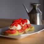 ▶️ Ingredientes: 1 o 2 lomos de merluza, 1/2 pimiento asado, 1 tomate, patata cocida, aceite y vinagre. ▶️ Encuentra aqu&iacute; la receta completa.