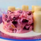 ▶️ Ingredientes: remolachas cocidas, palmitos, patata, ma&iacute;z dulce, huevos cocidos y mayonesa.▶️ Encuentra aqu&iacute; la receta completa.﻿