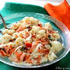 ▶️ Ingredientes: coliflor, zanahorias ralladas, alcaparras, cebolla, tomate y perejil. Para la salsa: mayonesa, vinagre de manzana, mostaza, sal y pimienta molida. ▶️ Encuentra aqu&iacute; la receta completa.﻿