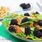 ▶️ Ingredientes: 150 g de espinacas frescas peque&ntilde;itas, 50 g de bacon en lonchas, 100 g de queso semicurado, 100g de moras o ar&aacute;ndanos, 50 g de nueces o pistachos. Para la vinagreta: vinagre bals&aacute;mico, aceite d...