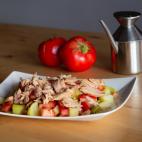 ▶️ Ingredientes (2 personas): jud&iacute;as verdes cocidas (pueden ser en bote), 1 o 2 tomates, 1 patata grande, at&uacute;n, aceite, vinagre. ▶️ Encuentra aqu&iacute; la receta completa.