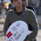 Una pareja se abraza en las calles de Santiago de Chile durante la celebración que tuvo lugar el día 23.